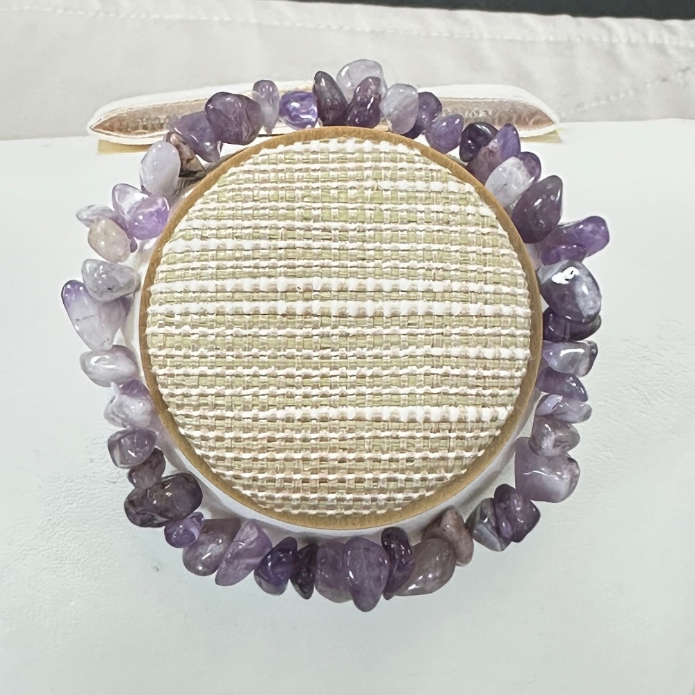 Amethyst stone chip stretchy bracelet w/varying shades of purple